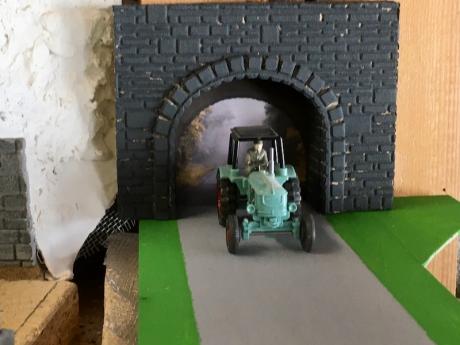 Un tracteur sort d'un tunnel 2)